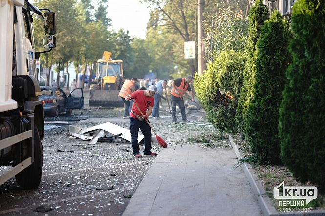 коммунальные службы работают на месте попадания шахеда