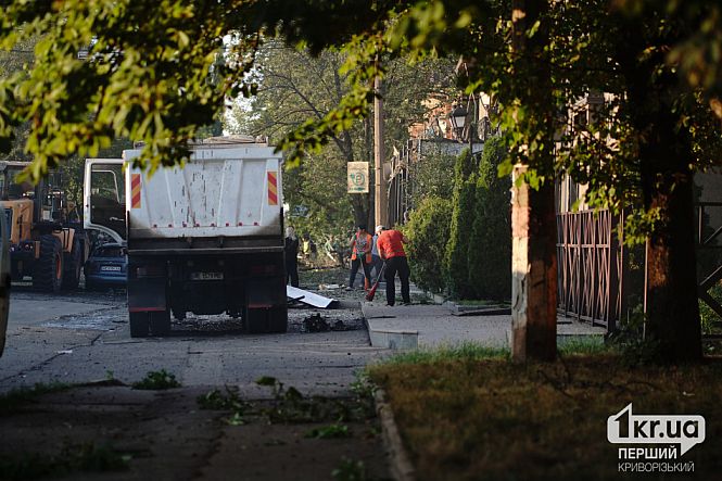 коммунальные службы работают на месте попадания шахеда