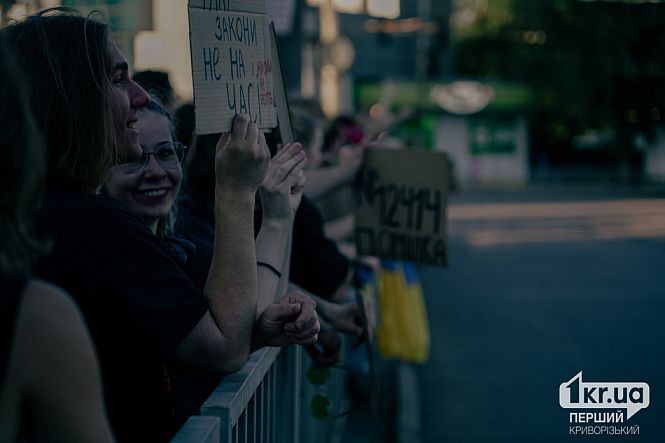 горожане с плакатами на мирном митинге