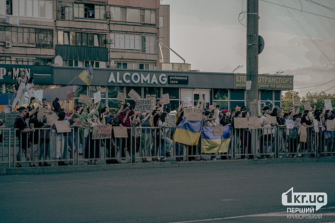 горожане с плакатами на мирном митинге