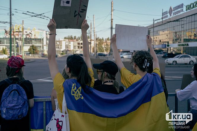 горожане с плакатами на мирном митинге