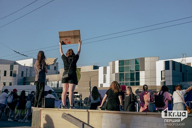 горожане с плакатами на мирном митинге