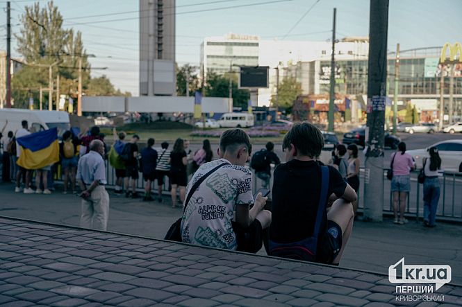 горожане с плакатами на мирном митинге