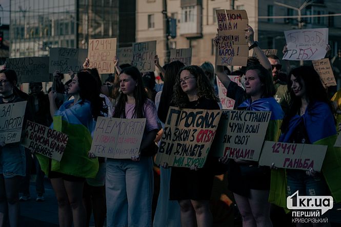 горожане с плакатами на мирном митинге