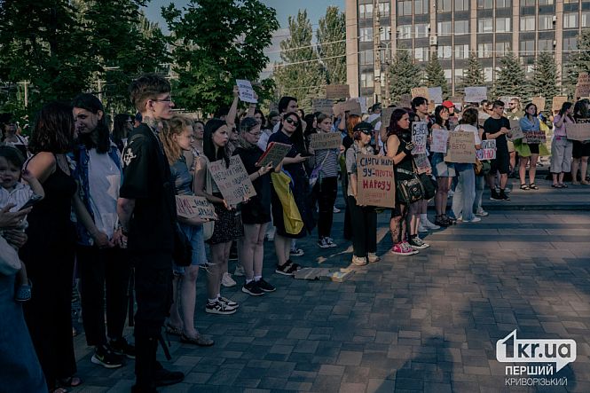 горожане с плакатами на мирном митинге