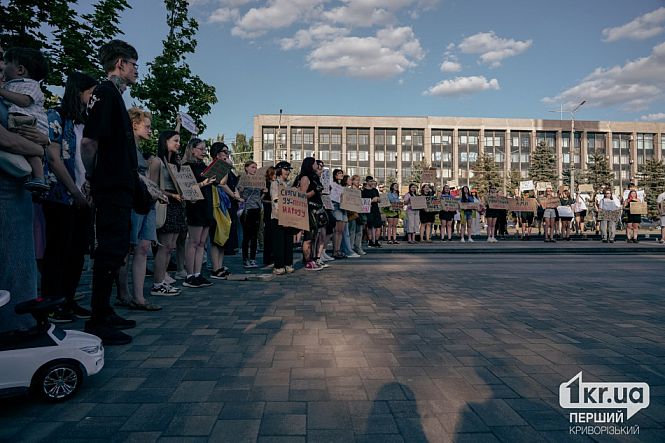 горожане с плакатами на мирном митинге