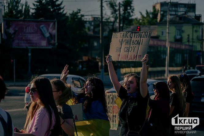 горожане с плакатами на мирном митинге