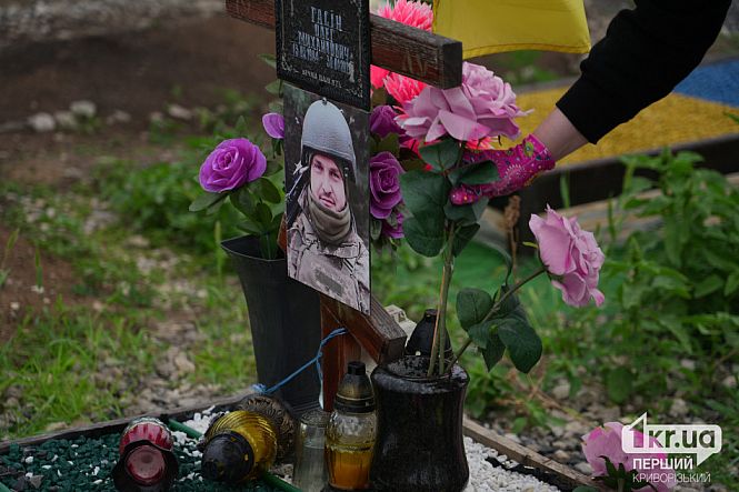 горожане убирают на секторе почетных захоронений