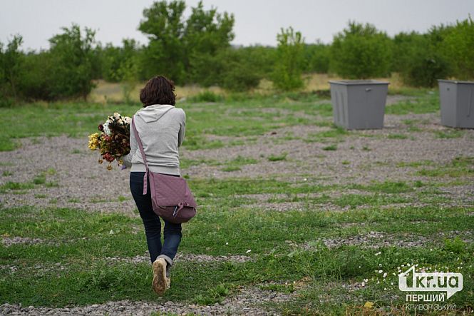 горожане убирают на секторе почетных захоронений