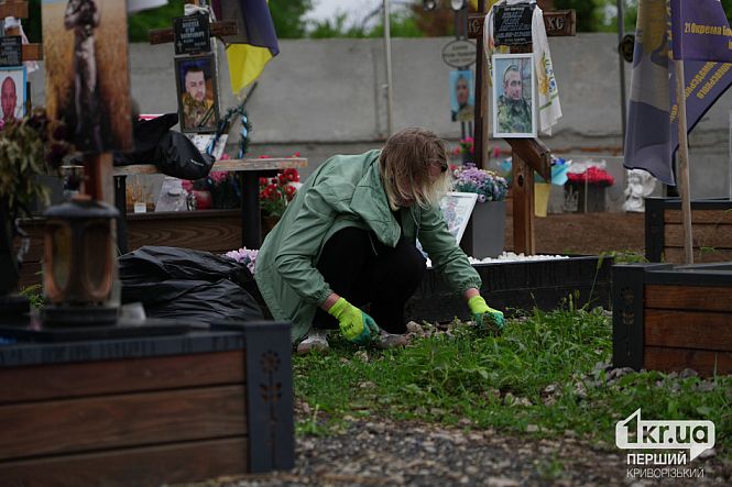 уборка на секторе почетных захоронений