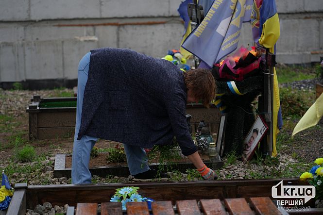 горожане убирают на секторе почетных захоронений
