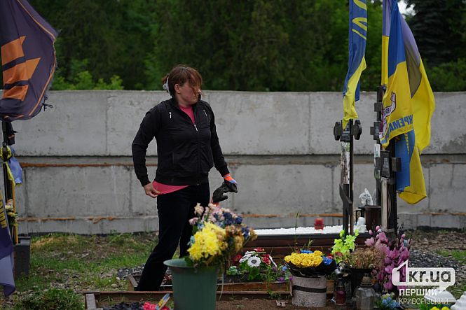 горожане убирают на секторе почетных захоронений