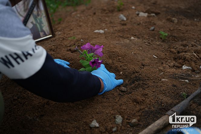 горожане убирают на секторе почетных захоронений