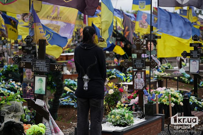 горожане убирают на секторе почетных захоронений