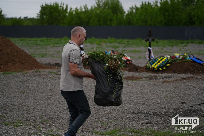 уборка на секторе почетных захоронений