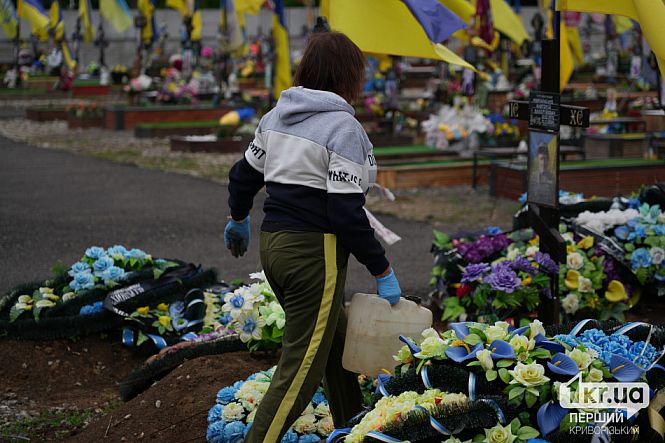 горожане убирают на секторе почетных захоронений