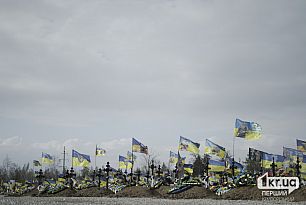 Криворіжці влаштували толоку на Секторі почесних поховань 