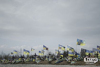 Криворожане устроили субботник на Секторе почетных захоронений