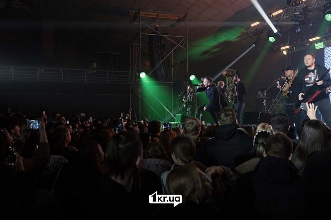 зал концерт выступление «Жадан и собаки»