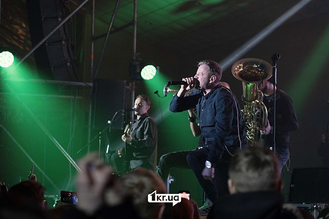 зал концерт выступление «Жадан и собаки»