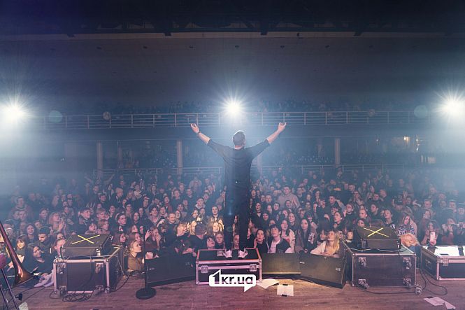лидер группы «Жадан и собаки» фанаты сцена 