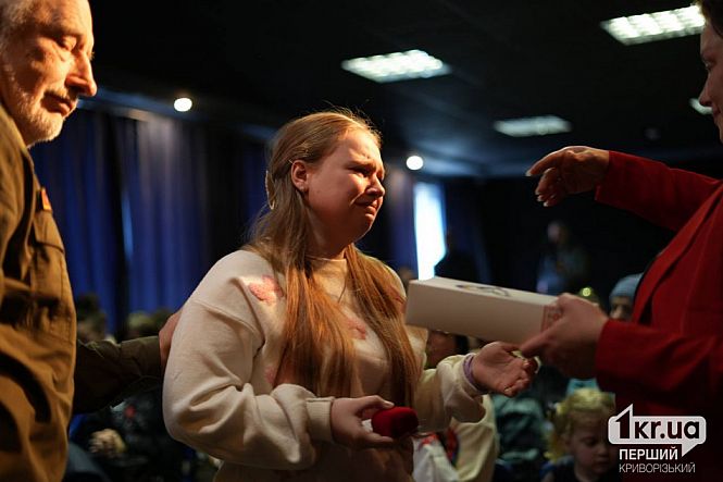 вручение почетных наград девушка