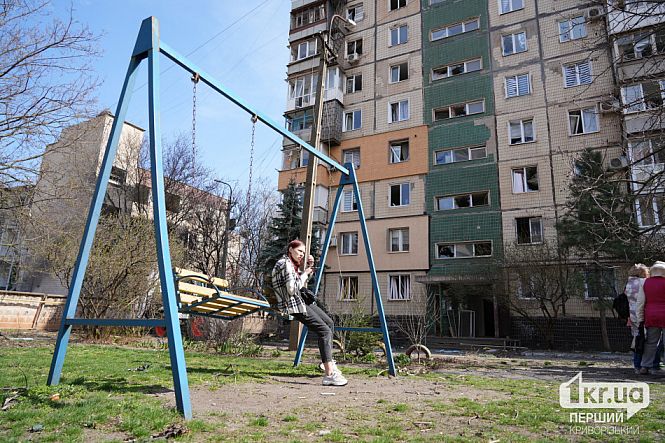 девушка в разрушенном ракетой дворе