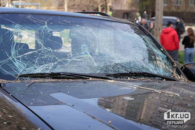 поврежденная машина в эпицентре удара