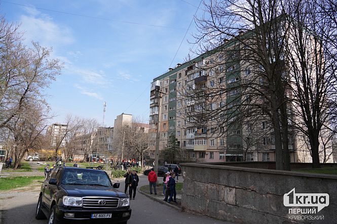 последствия ракетного удара в жилом дворе