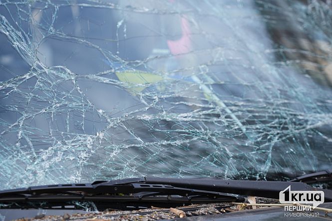 поврежденная машина от осколков