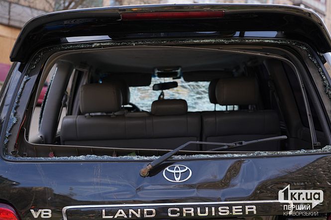 поврежденная машина от осколков