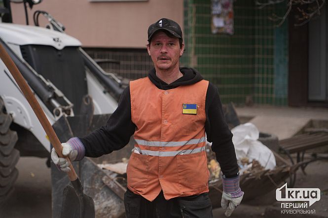 коммунальщики устраняют последствия удара