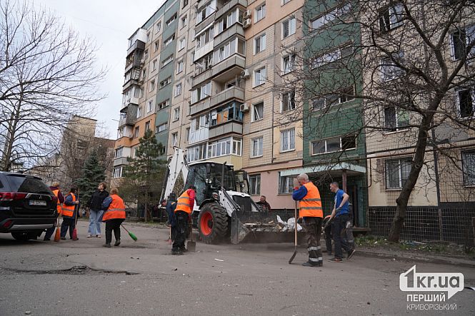 коммунальщики устраняют последствия удара