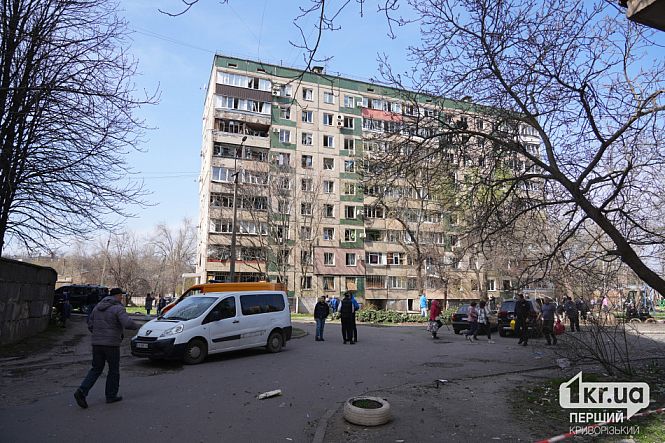 последствия атаки баллистической ракетой во дворе