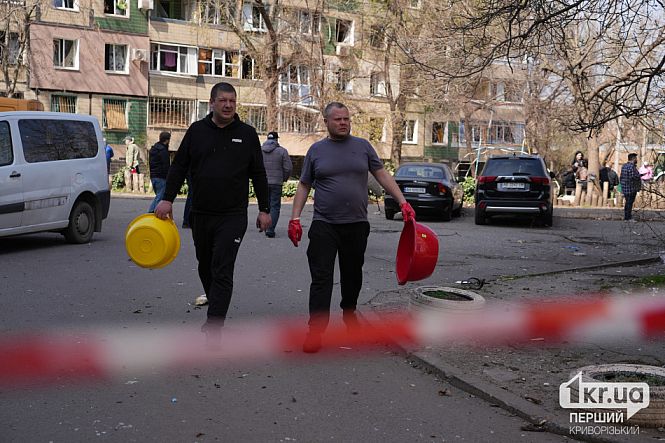 люди убирают обломки из собственных домов