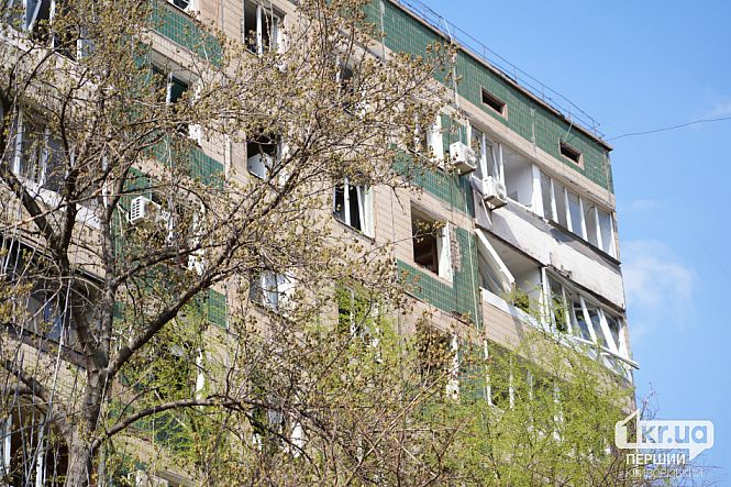 выбитые окна и балконные рамы от ракеты