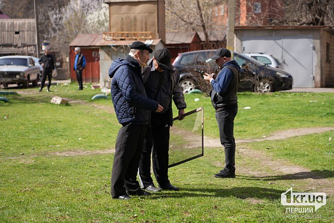 жители поврежденного дома оправляются от удара россии