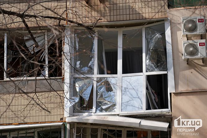 поврежденный балкон от утренней атаки рф