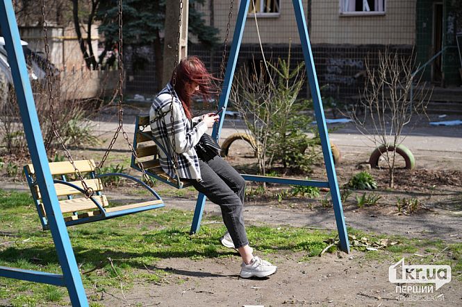 девушка на качелях после ракетного удара рф баллистика