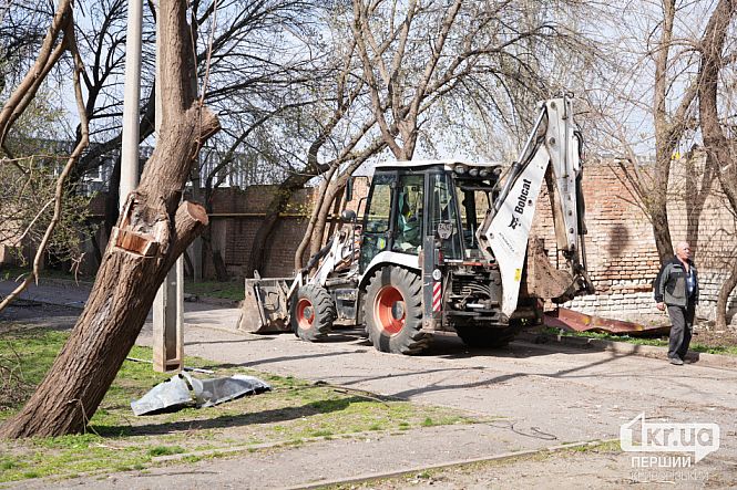 коммунальщики устраняют последствия прилёта кривой рог