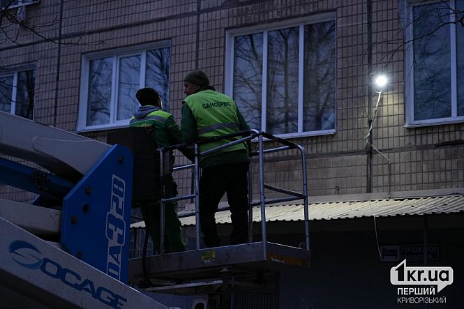 коммунальные службы устраняют последствия удара