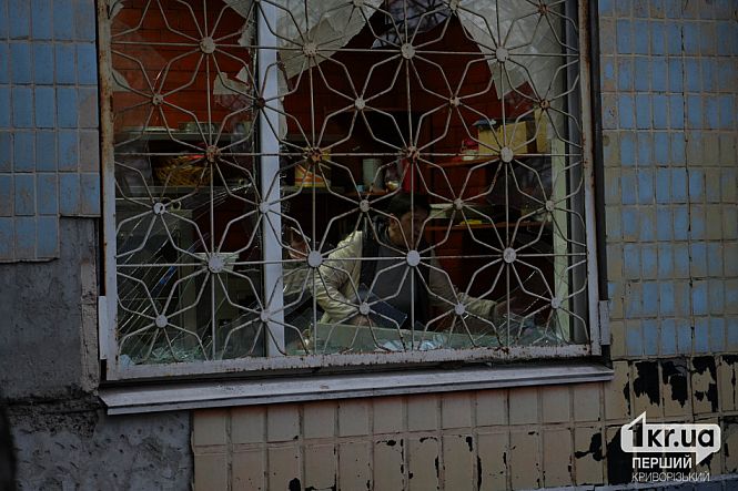 горожане устраняют последствия ракетного удара