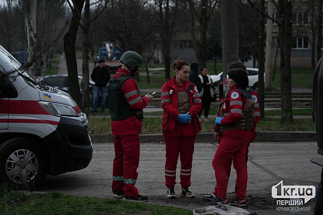 врачи и медики оказывают помощь раненым