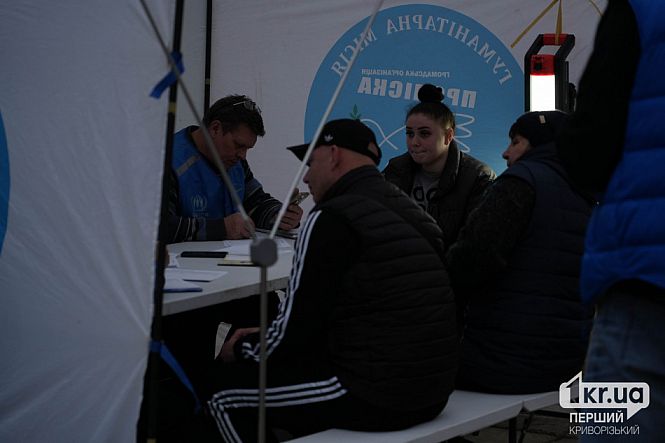 жители поврежденных зданий получают помощь