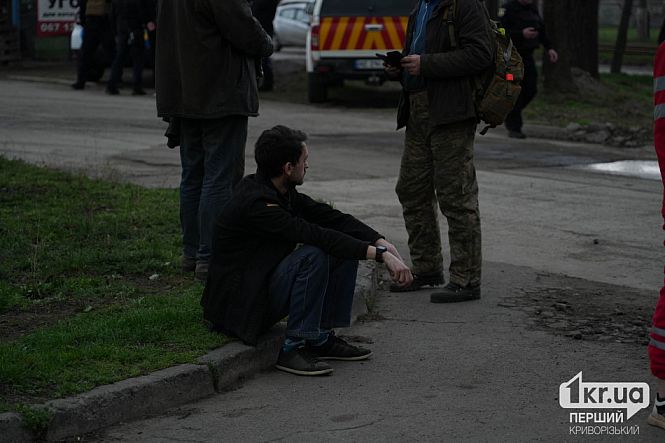 работники коммунальных предприятий на месте удара