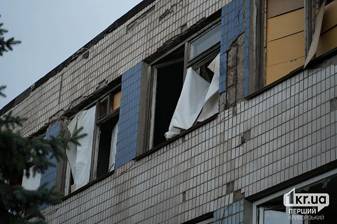 выбитые окна в здании предприятия от удара