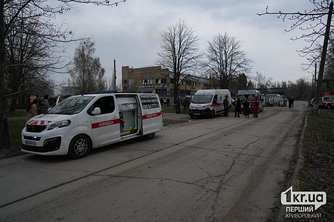 машины скорой помощи на месте взрыва кривой рог