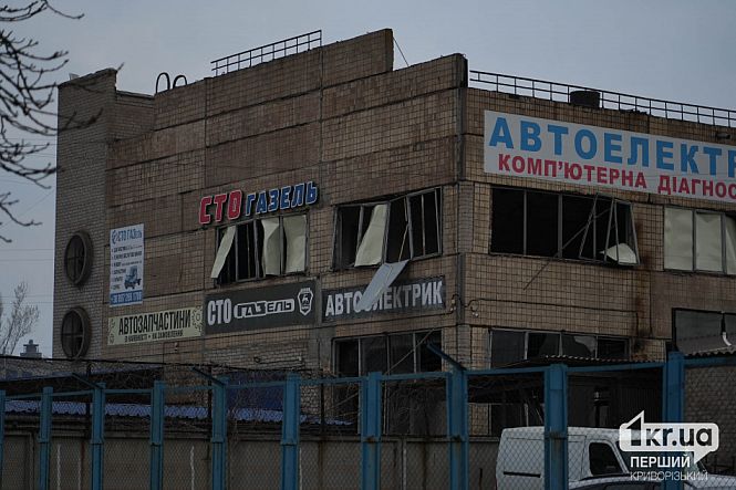 здания предприятия возле места попадания ракеты