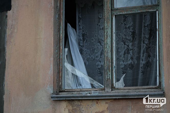 повреждены оконные рамы от взрыва