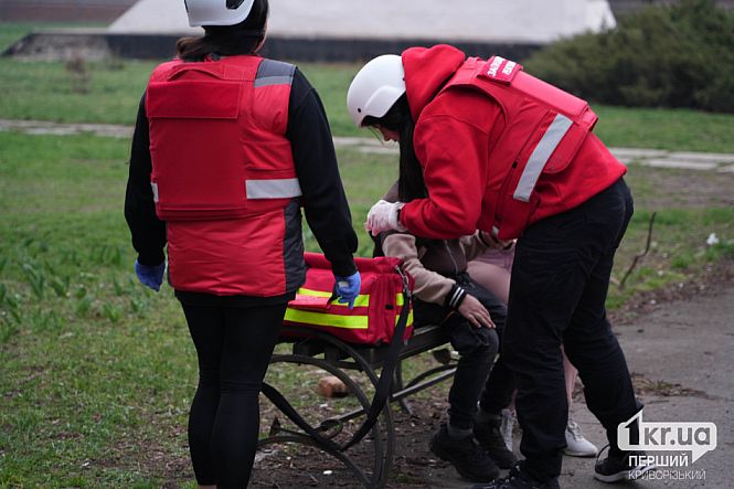 медики оказывают помощь раненым